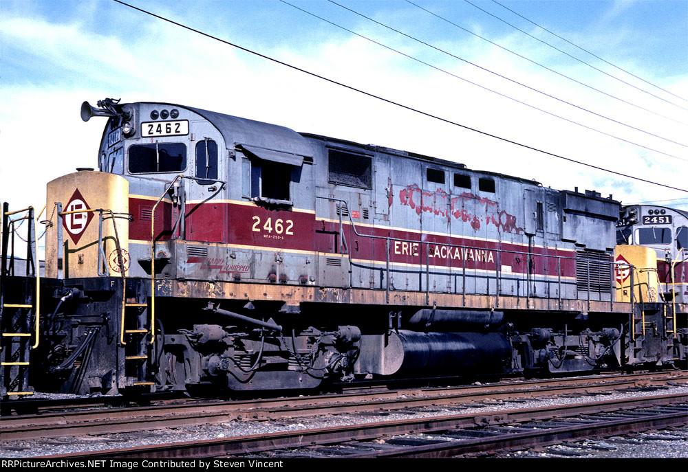 Erie Lackawanna C425 EL #2462 enroute to BCOL in North Vancouver.